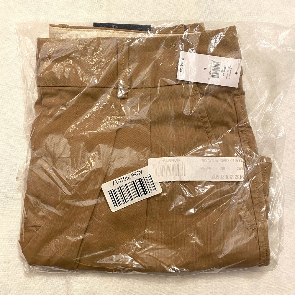 GAP Women's Pleated Khaki Mojave High Rise Shorts | Pockets front and back - Picture 5 of 10